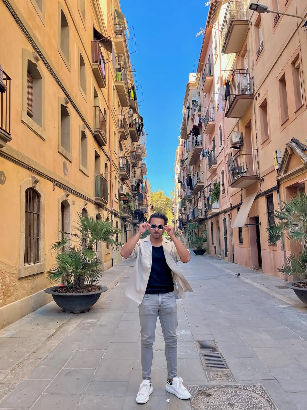 Lentes Sunspot sostenidos frente a la ciudad con el cielo despejado