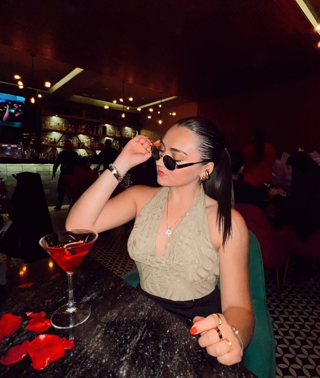 Mujer en antro con lentes negros de Sunspot