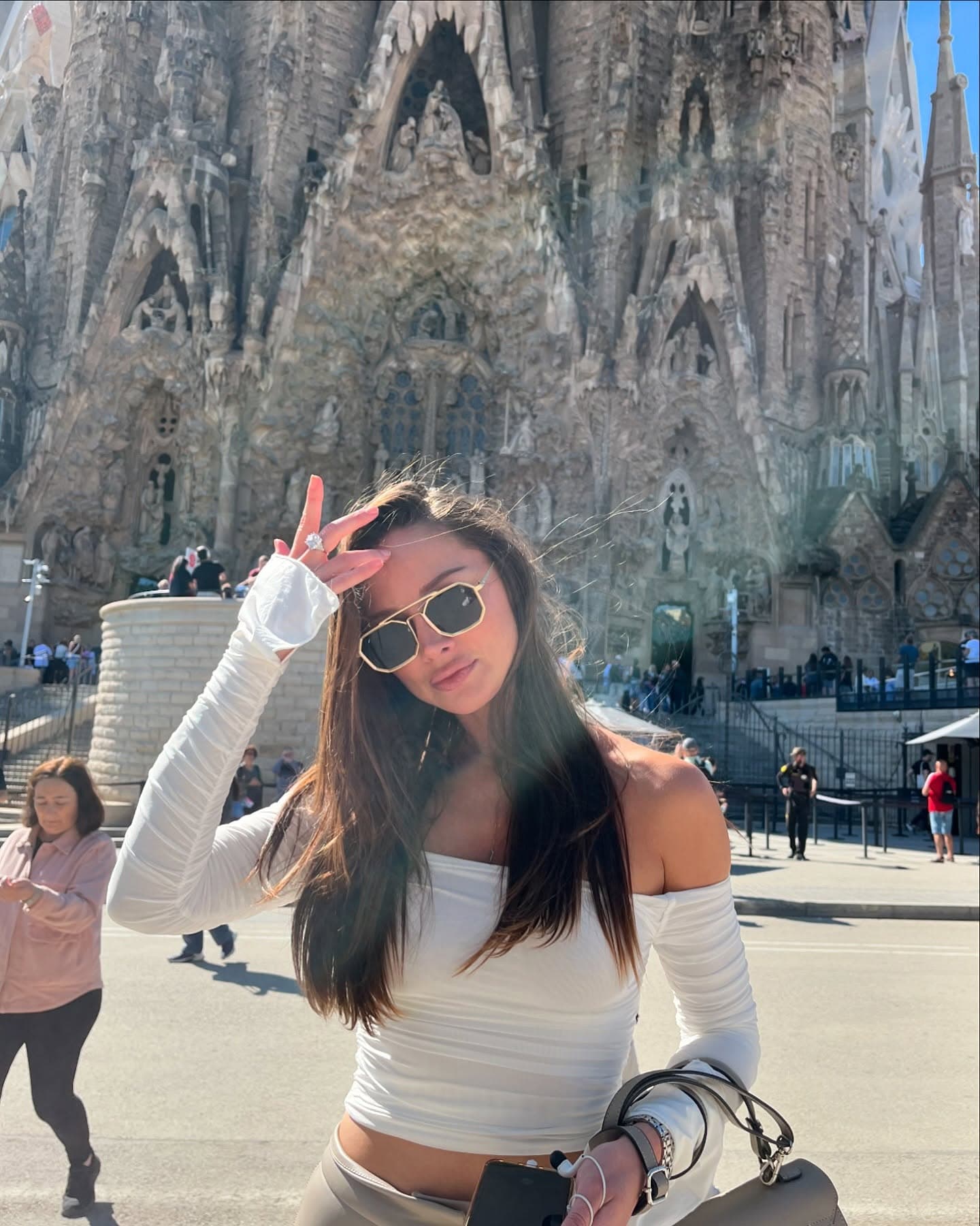Mujer con lentes negros modelo París de Sunspot