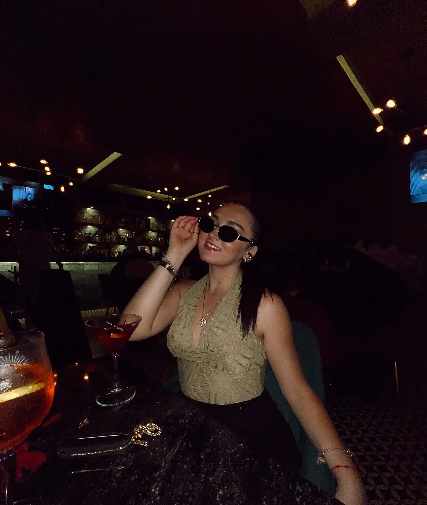 Mujer con lentes solares marca Sunspot
