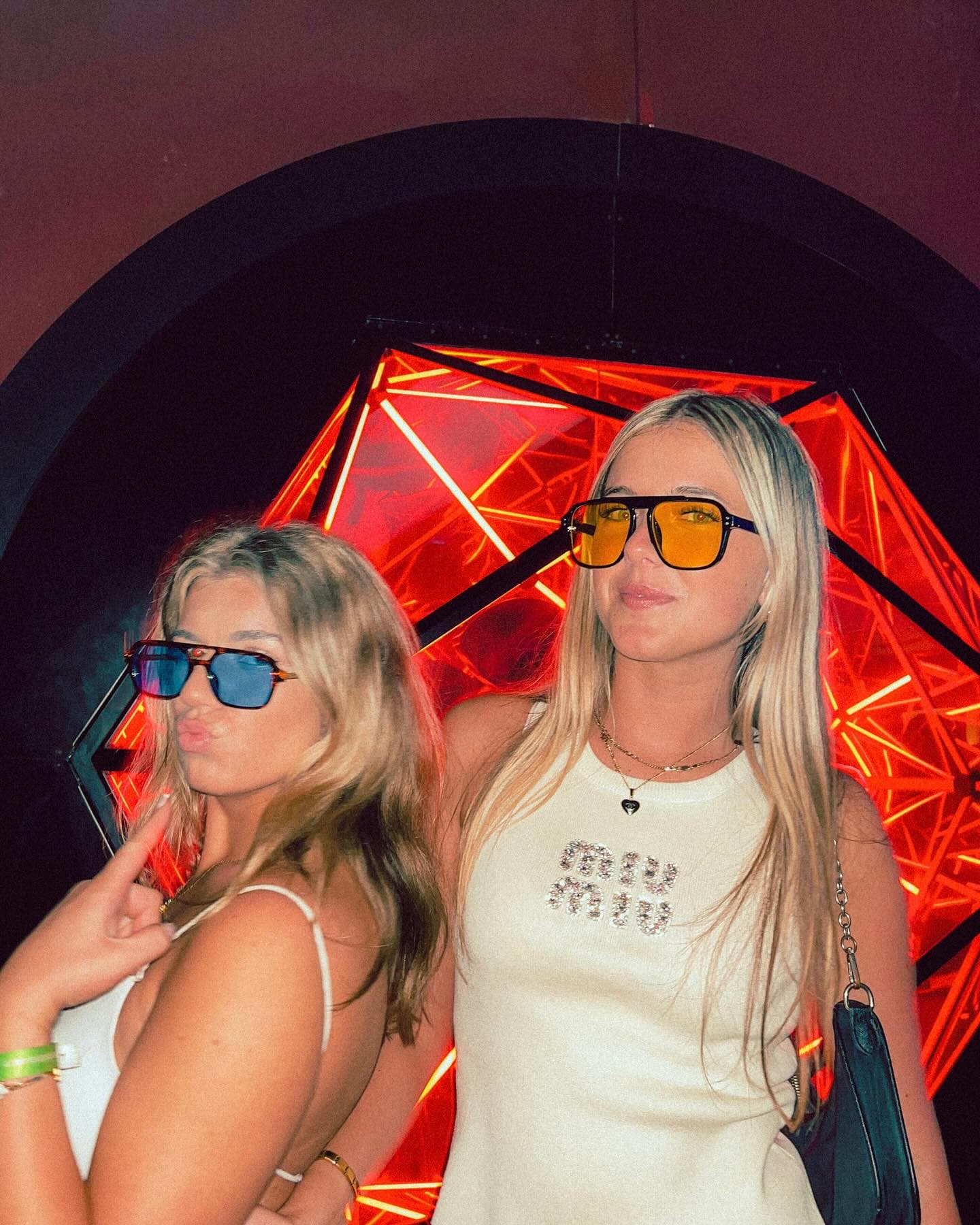 Mujeres con lentes happy shades marca Sunspot