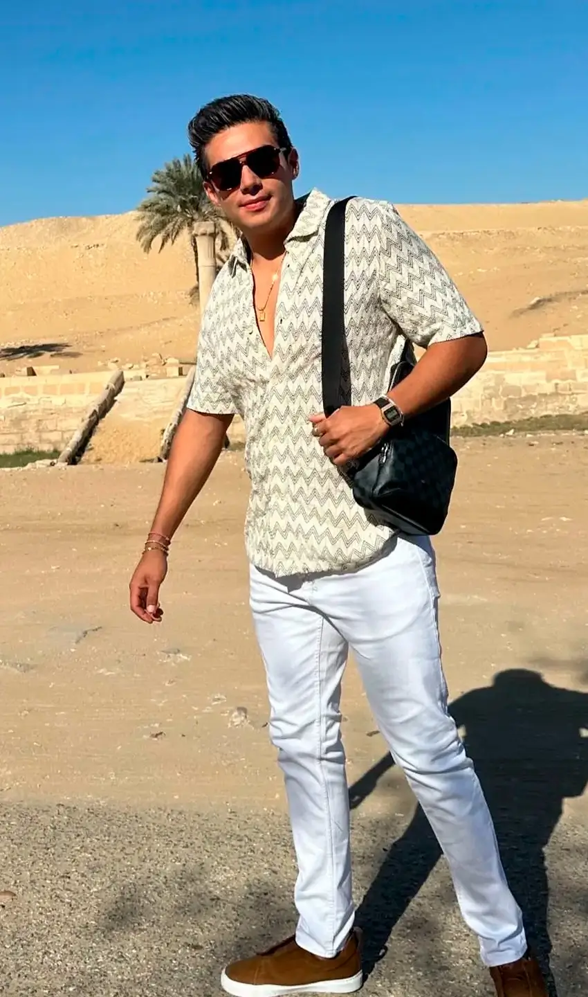 Hombre con lentes de sol negros Sunspot en desierto - Gafas premium estilo aventura casual